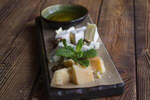 fromage assiette sur une en bois tableau. photo