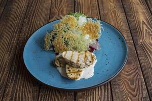 le chaud salade avec Viande sur une en bois Contexte. photo