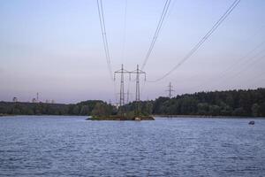électricité pylônes dans le paysage. photo