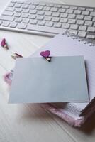 ordinateur clavier et carnet avec vide feuille. moderne lieu de travail. photo