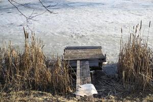 vieux en bois pont dans le congelé étang. photo