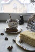une tasse de café et gâteau sur une bureau. Matin petit déjeuner. photo