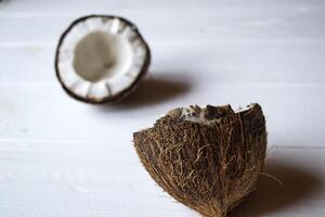 noix de coco sur une blanc en bois Contexte. photo
