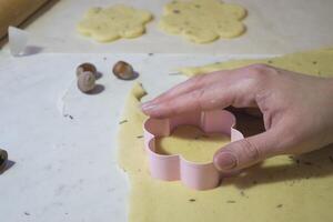 boulanger fabrication le biscuits. photo