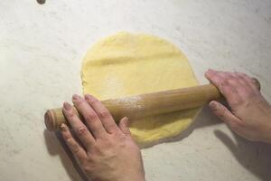 le boulanger fabrication une Pâtisserie pour biscuits. photo