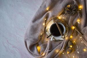 une tasse de café avec cannelle. confortable atmosphère. photo