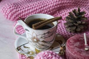 une tasse de café avec cannelle. Accueil décor. confortable encore vie. photo