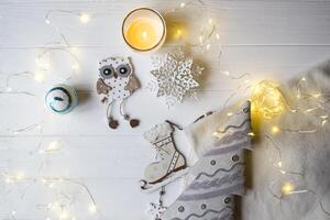 Noël décorations sur une blanc en bois Contexte. photo
