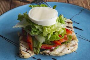 une salade avec des légumes et fromage. photo