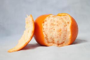 une pelé Orange avec une mordre pris en dehors de il photo