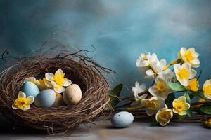 Pâques vacances fête bannière salutation carte bannière avec Pâques des œufs dans une oiseau nid panier et Jaune jonquilles fleurs sur table photo