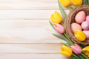 Pâques vacances fête bannière salutation carte bannière avec rose peint des œufs dans oiseau nid panier et Jaune tulipe fleurs sur blanc en bois Contexte tableau texture. photo