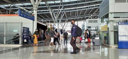 le atmosphère les voyageurs ou mudik lebaran ou pulang kampung ou idiot fitri des moments dans train station bekasi. Ouest Java, Indonésie - avril 8 2024 photo