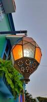 magnifique arabe turc pendaison lumière. lanterne lampe nuit décoration extérieur Contexte photo