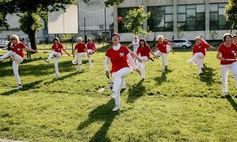 Dniepr, Ukraine - 21.06.2021 groupe de personnes âgées gens Faire santé et aptitude gymnastique dans le parc. photo