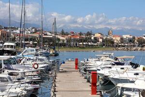 Réthymnon, Grèce, Vendredi 15 Mars 2024 Crète île vacances explorant le ville Port riviera luxe yachts proche en haut été Contexte carnaval saison haute qualité gros Taille impressions photo