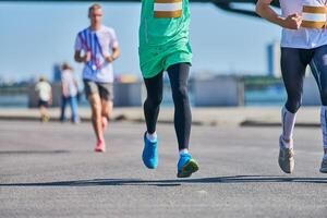 coureurs de marathon sur la route de la ville. photo