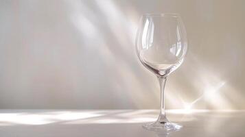 le dynamique élégance de une du vin verre, capturer le réciproque de lumière et liquide photo