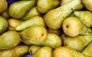 poires dans une marché. Frais et juteux poires Contexte. photo