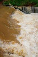 il regards proche à le dérivation de sombre l'eau cette les flux rapidement au-delà le frontière barrage. photo