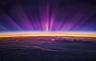 vue de le violet et Orange lumière par le la terre horizon. photo