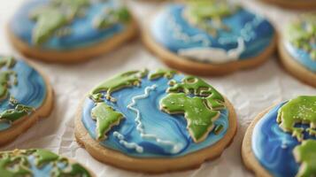 une proche en haut de biscuits décoré avec bleu et vert glaçage le forme de Terre photo