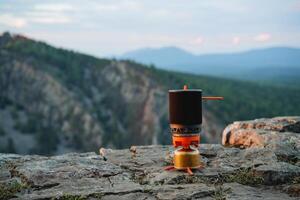 camping système, ultra-léger équipement pour grimpeurs, gaz brûleur dans nature, pot pour nourriture, camping, Montagne escalade. photo