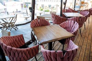 restaurant sur le rue, magnifique intérieur de le café dans le ville, touristique endroit de repos, Matin petit déjeuner dans le Frais air. doux les fauteuils photo