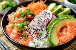 bol avec saumon, Avocat et autre ingrédients. en bonne santé aliments. . photo