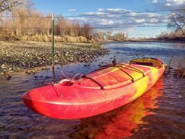kayak et clôture à travers rivière photo