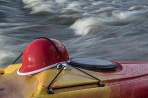 kayak casque sur kayak plate-forme photo