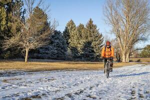 Sénior Masculin cycliste équitation une tournée bicyclette dans hiver photo