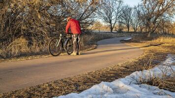 Sénior Masculin cycliste avec le sien tournée bicyclette sur une Cyclisme Piste photo