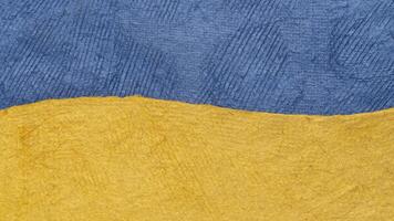 papier abstrait dans couleurs de ukrainien nationale drapeau photo