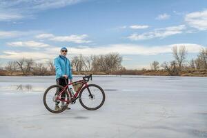 Sénior Masculin cycliste avec une gravier bicyclette photo