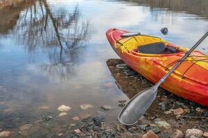 kayak avec pagayer sur Lac rive photo