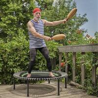 Sénior homme sur mini trampoline avec Indien clubs photo