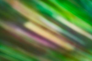 abstrait dans des tons verts avec de larges lignes multicolores diagonales déchiquetées.
