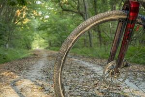 poussiéreux de face roue de une gravier tournée bicyclette sur le katy Piste près McKittrick, Missouri, dans de bonne heure tomber paysage photo