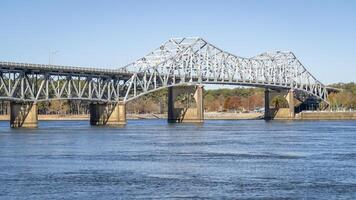 o'neal pont plus de le Tennessee rivière dans Florence, Alabama - tomber paysage photo