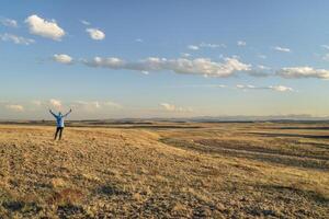 Prairie dans le nord du Colorado avec une figure masculine solitaire photo