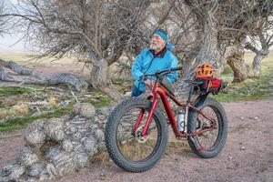 Sénior cycliste avec graisse Montagne bicyclette dans Colorado prairie photo