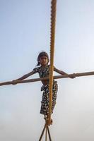 Anjuna, Inde, le 14 octobre 2015 - fille goan non identifiée sur une corde raide à la plage d'Anjuna.