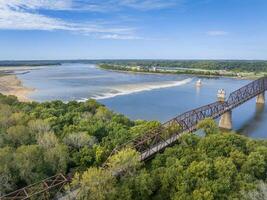 chaîne de rochers sur le Mississippi rivière au dessus st Louis avec le faible l'eau barrage, l'eau tours et vieux historique pont photo