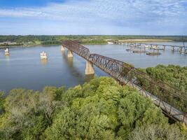 chaîne de rochers sur le Mississippi rivière au dessus st Louis avec l'eau tours, vieux historique pont et le Nouveau pont avec construction travail photo