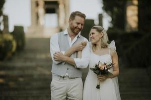 jeune couple de jeunes mariés photo