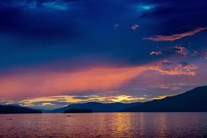 Coucher de soleil le long du bras Endicott, Alaska photo