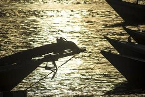 fond de coucher de soleil avec la silhouette des navires photo