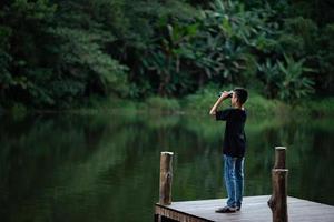 jeune voyageur se détend dans le lac pang ung photo