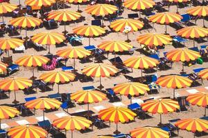 Détail de parasols sur la plage sur la côte de la Romagne en Italie